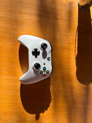 Xbox One S Blanca + 2 Mandos
