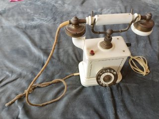 Teléfono Antiguo Blanco y Dorado