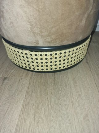 Pouf rotondo beige con dettagli in rattan