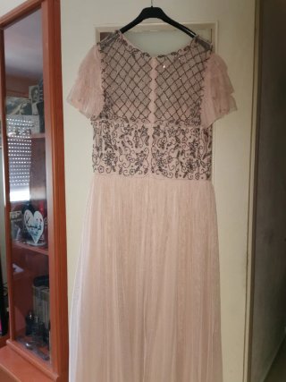 Vestido rosa palo con pedrería y encaje.