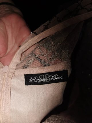 Vestido rosa palo con pedrería y encaje.