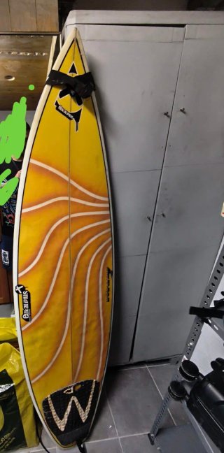 Tabla de surf amarilla con diseño
