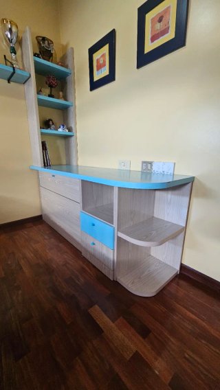 Muebles Juveniles: Escritorio y Estantería