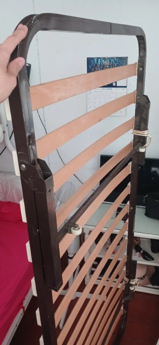 Base de cama metálica con tablas de madera