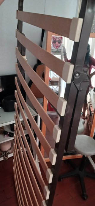 Base de cama metálica con tablas de madera