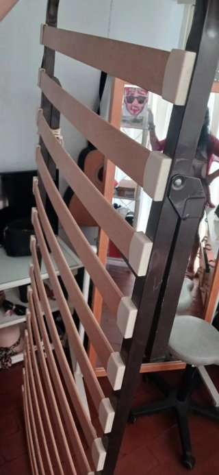 Base de cama metálica con tablas de madera