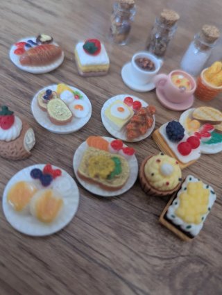 Cibo in miniatura per case delle bambole