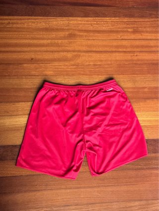 Pantalón corto Adidas rojo