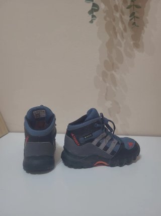 Botas montaña infantil Adidas T24 Gore-Tex