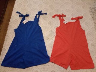 Monos cortos azules y naranjas