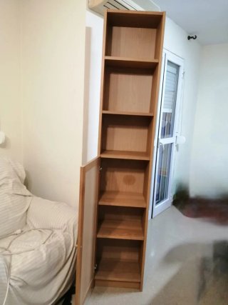 Estantería de madera con puerta