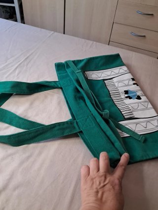 Bolso Benetton verde con estampado de ovejas