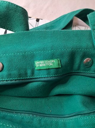 Bolso Benetton verde con estampado de ovejas