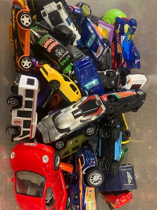 Caja de coches de juguete