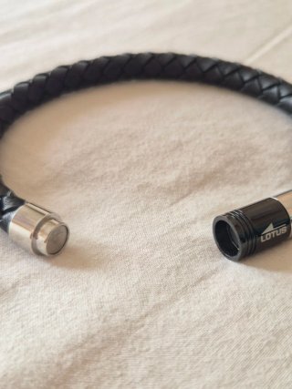 Pulsera LOTUS trenzada cuero cierre plateado.