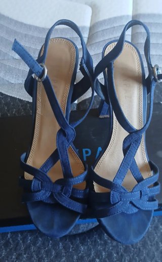 Zapatos de tacón azul marino
