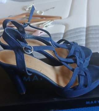 Zapatos de tacón azul marino