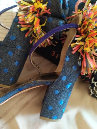 Sandali tacco scamosciato jeans rafia