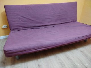 Sofá cama de metal y lamas