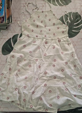 Vestido Brownie blanco con flores rosas