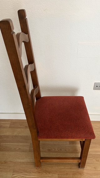 6 sillas de comedor en madera maciza y tapizadas.