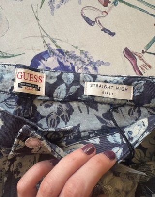 Pantalón vaquero Guess estampado floral