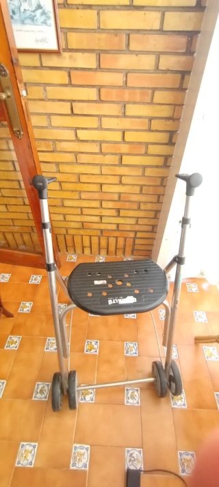Andador con asiento y ruedas