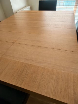 Mesa comedor madera y 4 sillas polipiel de regalo