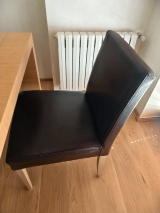 Mesa comedor madera y 4 sillas polipiel de regalo