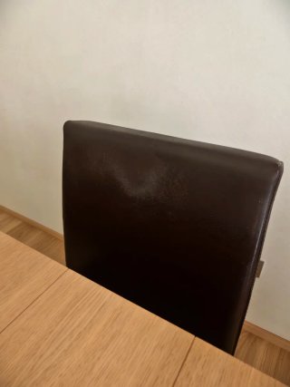 Mesa comedor madera y 4 sillas polipiel de regalo