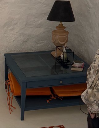 Tavolo ausiliario blu con cassetto e vetro