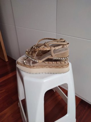 Sandalias cuña Alma en Pena doradas