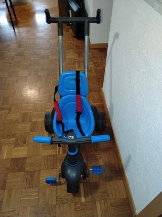 Triciclo infantil azul y negro