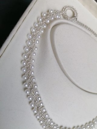 Collana choker con perle e filo argentato