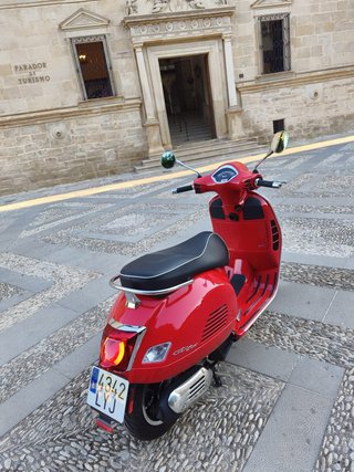 Vespa 125 GTS Roja