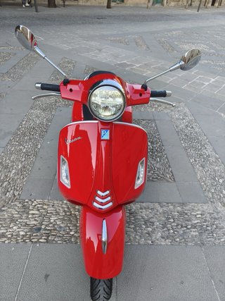Vespa 125 GTS Roja