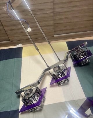 Lámpara colgante y de mesitas de noche.