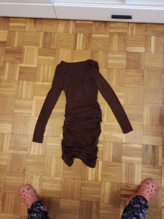 Vestido marrón con fruncido y aro