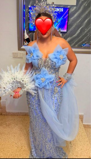Vestido de fiesta azul y plateado
