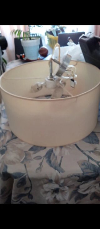 Lámpara de mesa beige tela y metal