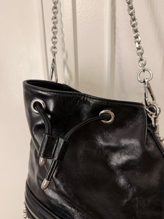 Bolso bombonera de cuero estilo punk con tachuelas
