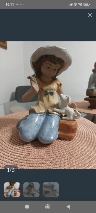 Figura porcelana decorativa niña con sombrero y pe