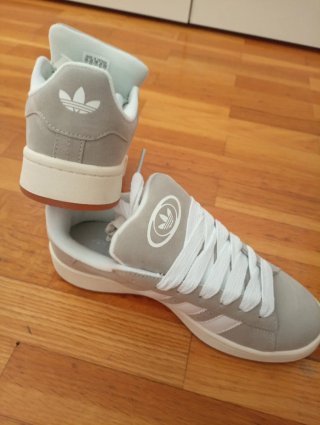Zapatillas Adidas Grises y Blancas