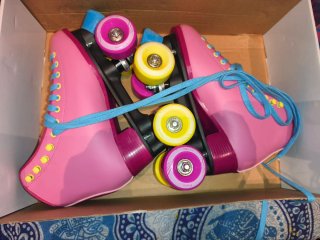 Patines rosas con estrellas y cordones azules