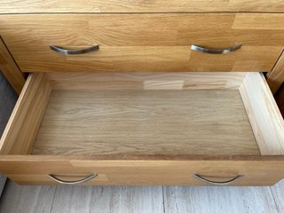 Vetrina elegante in legno e vetro