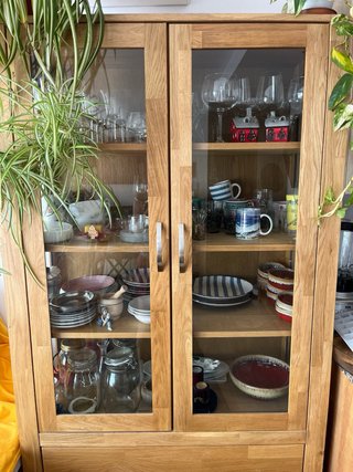 Vetrina elegante in legno e vetro