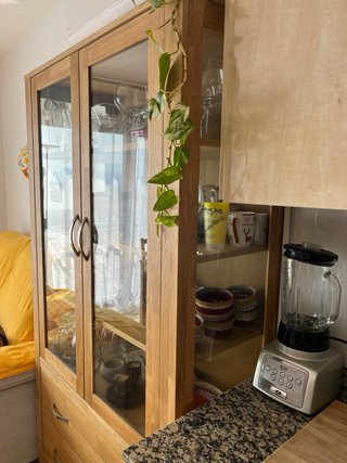 Vetrina elegante in legno e vetro