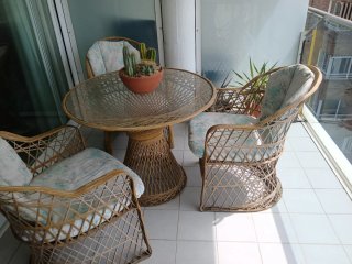 Tavolo da terrazzo in rattan e vetro