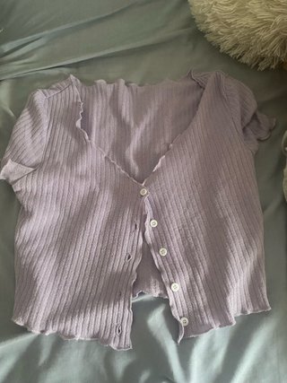 Top morado botones