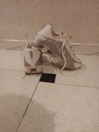 Zapatillas deportivas plateadas y blancas